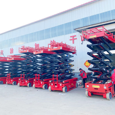 4m 10m 12m elevador de mesa móvel hidráulico motor diesel motor de condução de pessoa única elevador de tesoura para terrenos acidentados